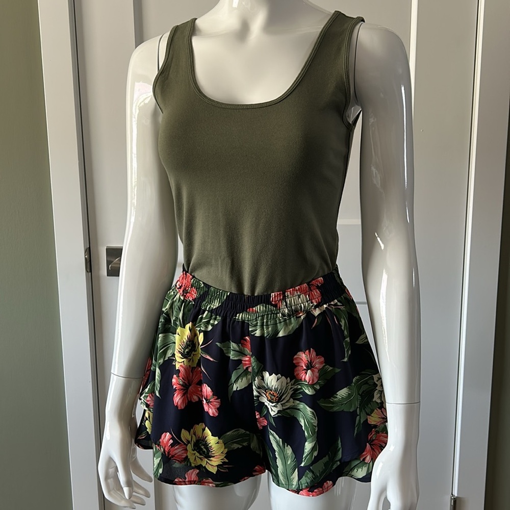Aritzia Sunday Best Tropical Layered Shorts - Picture 6 of 16